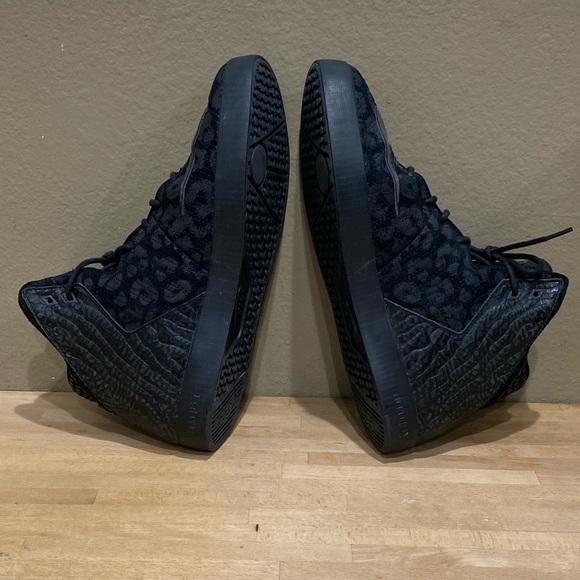 Nike Air Lebron XI NSW Lifestyle Black Size 12 616766-003 Animal Pattern - Picture 7 of 14